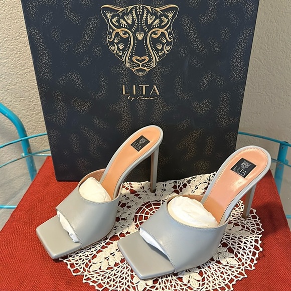NWT Lita by Ciara Solid Square toe Slide. Silver. Italian leather and made Italy